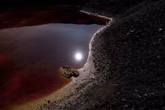 Sửng sốt trăng tròn in bóng trong hồ máu đỏ tựa sao Hỏa