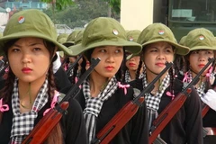 Nữ dân quân tự vệ Việt Nam diễu binh với súng gì?