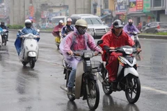 Không khí lạnh đang tràn về, Hà Nội đón giáng sinh trong mưa rét