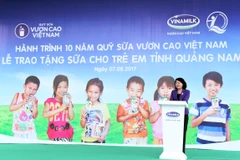 Hành trình trao sữa 10 năm của quỹ sữa vươn cao Việt Nam