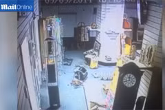 Rùng rợn clip tủ kính tự vỡ tan trong phòng trống