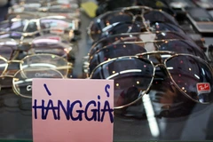 Tràn ngập kính mắt hàng nhái, phân biệt thế nào? 