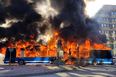 Xe buýt bất ngờ nổ tung như bom trên đường phố