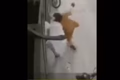 Đang bế con bị chồng giật tóc hành hung khiến cháu bé rơi đập đầu xuống đất