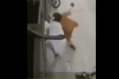 Đang bế con bị chồng giật tóc hành hung khiến cháu bé rơi đập đầu xuống đất