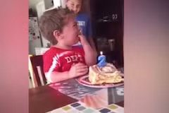 Video: Bé trai 2 tuổi khóc nức nở vì không muốn già thêm 1 tuổi