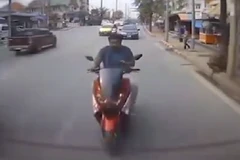 Video: Người đi xe máy mải điện thoại đập mặt vào ô tô