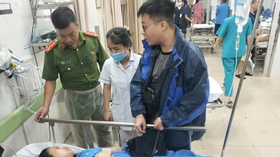 Công an Hà Nội kịp thời hỗ trợ cô gái ngã do mưa bão cấp cứu kịp thời