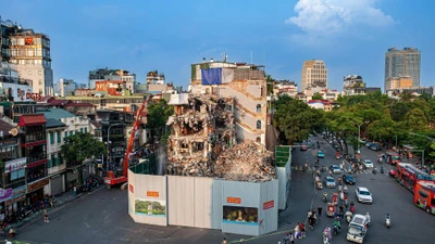 Cận cảnh tòa nhà hàm cá mập đang được phá dỡ
