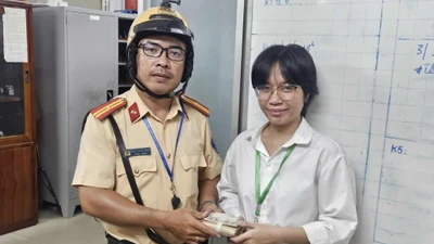 Nữ sinh viên bất ngờ khi được cảnh sát giao thông liên lạc