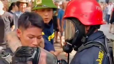 Kịp thời giải cứu người đàn ông bị mắc kẹt trong đám cháy