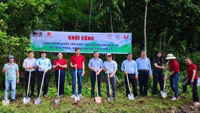 Chủ tịch VUSTA Phan Xuân Dũng dự lễ khởi công công trình nước tại bản Un