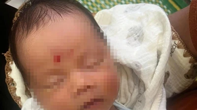 Bé trai sơ sinh được phát hiện nằm khóc một mình trên đê biển