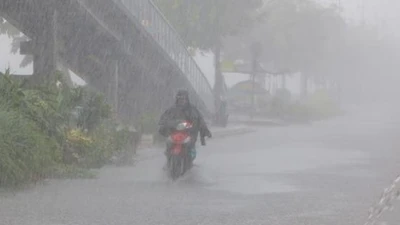 Do ảnh hưởng của rãnh áp thấp, miền Bắc bước vào một đợt mưa rất lớn