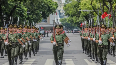 Cận cảnh dàn xe đặc chủng của lực lượng cảnh vệ luyện tập trên phố Hà Nội