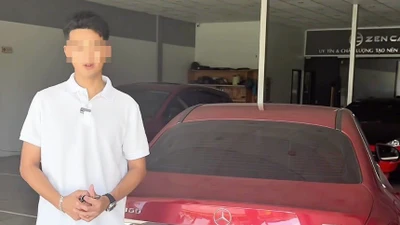 Đôi nam nữ diễn 'cảnh nóng' trên xe Mercedes – dàn dựng...có phạm luật?