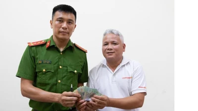 Bí thư Chi bộ thôn trao trả 8 triệu đồng cho người đánh rơi