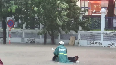 Mưa lớn gây ngập sâu tại Hà Nội sáng 7/10