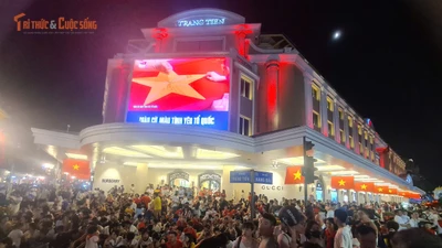 Biển người ngồi kín bờ Hồ Gươm chờ xem pháo hoa mừng Quốc khánh
