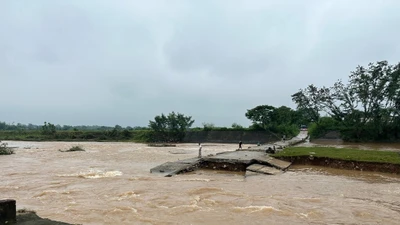 Ngầm tràn Trại Ngựa ở Thái Nguyên bị nước cuốn trôi. Ảnh: Quang Linh.