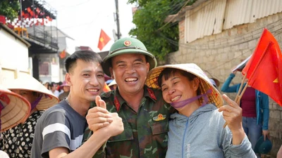 Xúc động phút chia tay bịn rịn của nhân dân Hợp Thịnh với bộ đội