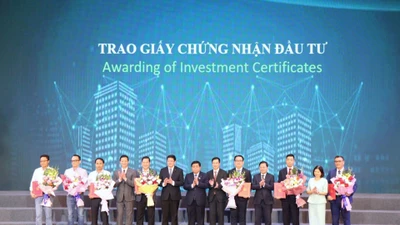Tỉnh Bắc Ninh trao giấy chứng nhận đầu tư cho các doanh nghiệp thực hiện dự án trên địa bàn.