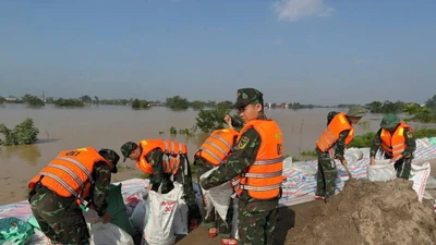 Các cán bộ, chiến sĩ được huy động ứng cứu, dồn sức giữ đê Hợp Thịnh.