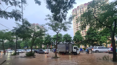 Đường Võ Chí Công ngập nặng, người dân di chuyển khó khăn sau giờ tan tầm