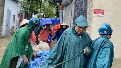 Công an phường Kiến Hưng hỗ trợ người dân bị ngập úng
