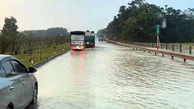 Nước trên cao tốc Hà Nội - Thái Nguyên rút dần, giao thông bình thường