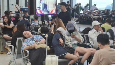 Bão số 11 gây mưa lớn, nhiều hành khách vạ vật chờ ở sân bay Nội Bài