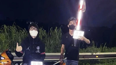 Mang kiếm tấn công người khác rồi livestream lên TikTok