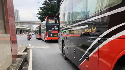 Xe Sao Việt dừng đỗ sai quy định tại chân cầu vượt Mai Dịch 