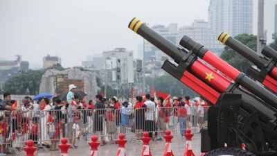 Người dân đổ về sân vận động Mỹ Đình chiêm ngưỡng dàn pháo lễ