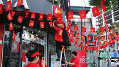 Hàng quán trang trí rực rỡ đón khách đi xem hợp luyện ở Hà Nội
