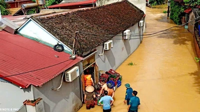 Chính quyền, lực lượng chức năng khẩn trương hỗ trợ nhân dân vùng bị chia cắt di chuyển tài sản đến nơi an toàn.