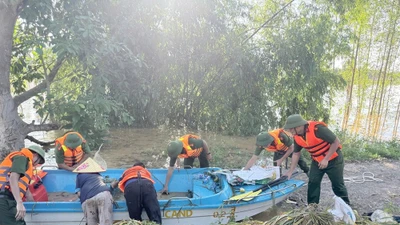 Xúc động Công an xã ở Bắc Ninh giúp dân gặt lúa vượt lũ