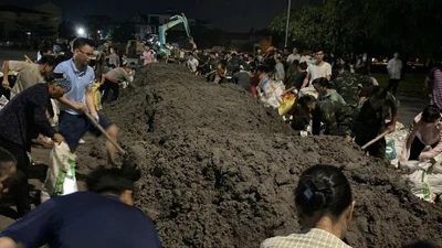 Quân và dân Bắc Ninh trắng đêm đắp đê ngăn lũ 