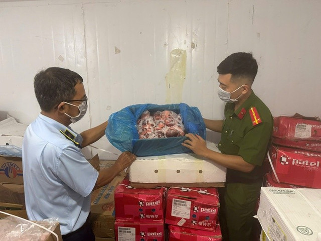 Số lượng ước tính gần 4 tấn thực phẩm gia súc, gia cầm các loại. Số lượng ước tính gần 4 tấn thực phẩm gia súc, gia cầm các loại.