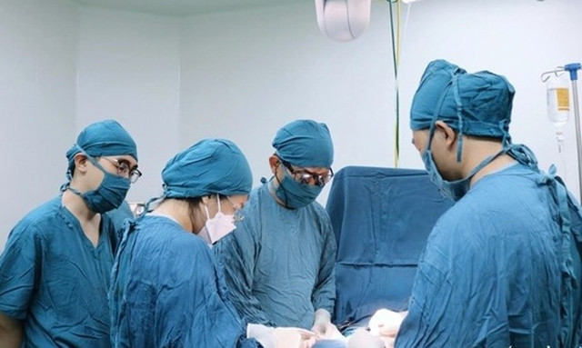 Ê-kip bác sĩ Bệnh viện Đa khoa Ninh Thuận thực hiện ca phẫu thuật điều trị dị tật tiết niệu sinh dục cho bệnh nhi dưới sự hướng dẫn, theo dõi của chuyên gia Tổ chức MESCH. Ảnh: D.N/SKĐS 1.jpg