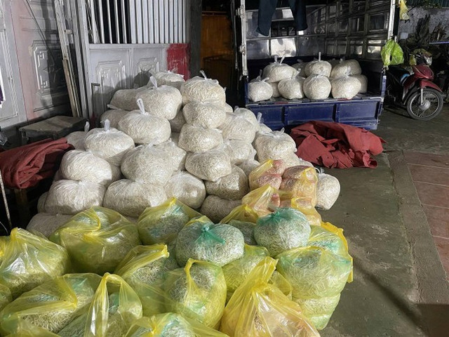 Giá đỗ thành phẩm được bán ra thị trường. Ảnh: Tống Huệ Giá đỗ thành phẩm được bán ra thị trường. Ảnh: Tống Huệ