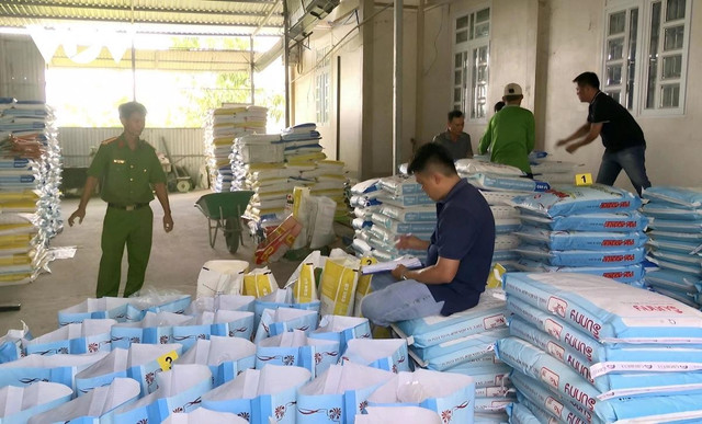 Lực lượng chức năng tỉnh Bạc Liêu kiểm tra, tạm giữ hơn 37 tấn thức ăn tôm giả. Ảnh: Trọng Nguyễn Lực lượng chức năng tỉnh Bạc Liêu kiểm tra, tạm giữ hơn 37 tấn thức ăn tôm giả. Ảnh: Trọng Nguyễn