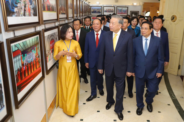 Tổng Bí thư Tô Lâm, Thủ tướng Phạm Minh Chính cùng nhiều lãnh đạo tham quan trưng bày những thành tựu của ngành văn hóa 80 năm qua 1-3138.jpg
