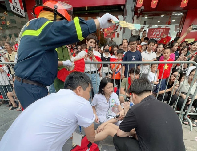 Một trường hợp bị ngất được kíp cấp cứu cơ động sơ cứu tại chỗ/Ảnh CAND Một trường hợp bị ngất được kíp cấp cứu cơ động sơ cứu tại chỗ/Ảnh CAND