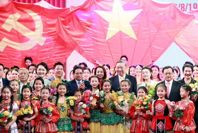 Tổng Bí thư Tô Lâm, Thủ tướng Chính phủ Phạm Minh Chính chụp ảnh lưu niệm với nghệ sĩ, các em thiếu nhi 4.jpg