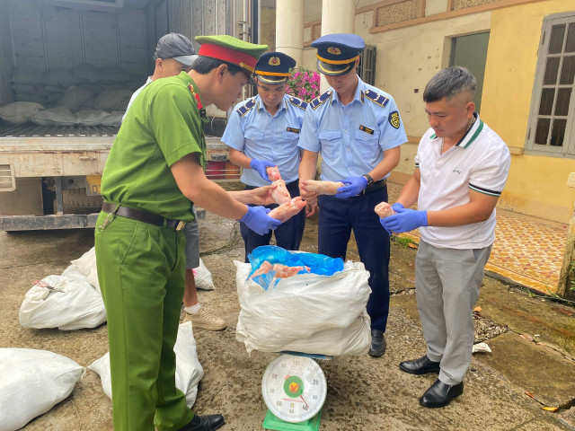 1.000 kg móng giò lợn đã qua sơ chế, được đựng trong các bao tải dứa và có hiện tượng chảy nước/ Ảnh DMS 11-8603.jpg