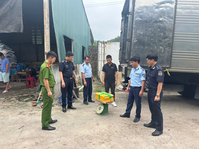 Các lực lượng chức năng tiến hành kiểm đếm hàng hóa - Ảnh Chi Cục QLTT tỉnh Quảng Ninh Các lực lượng chức năng tiến hành kiểm đếm hàng hóa - Ảnh Chi Cục QLTT tỉnh Quảng Ninh