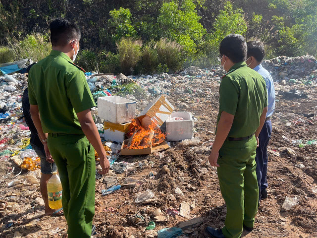 Lực lượng chức năng tiêu hủy hàng hóa vi phạm- Ảnh Chi cục QLTT Phú Yên Lực lượng chức năng tiêu hủy hàng hóa vi phạm- Ảnh Chi cục QLTT Phú Yên