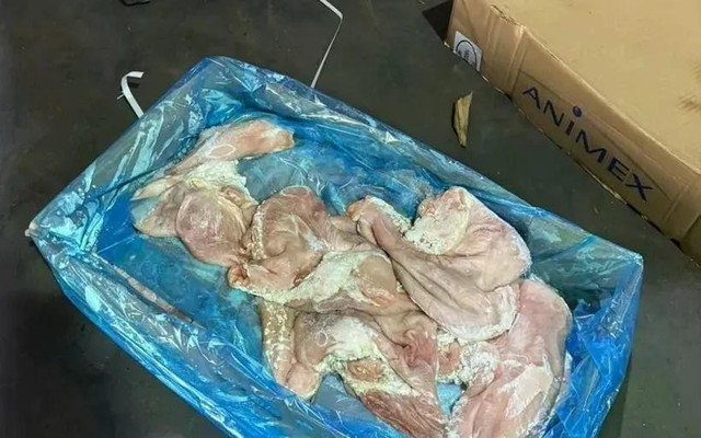 Thực phẩm không rõ nguồn gốc bị Công an phát hiện. Thực phẩm không rõ nguồn gốc bị Công an phát hiện.