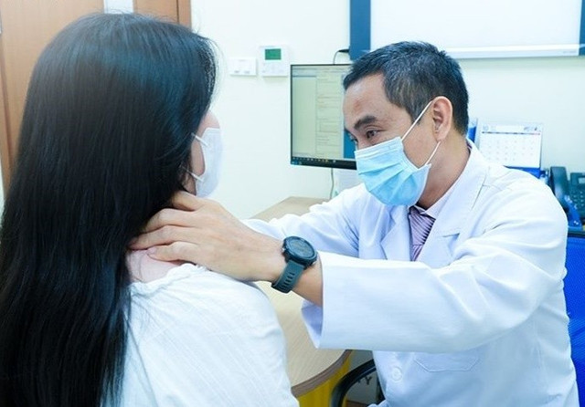 Bác sĩ thăm khám bệnh cho nữ bệnh nhân. Ảnh tamanhhospital.vn 1-7214.jpg